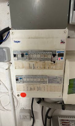 Ancien tableau électrique avant remise au propre