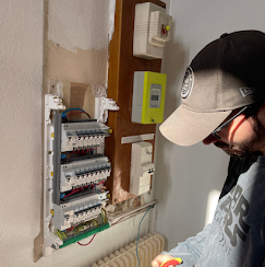 Technicien A.G.E intervenant sur un tableau électrique